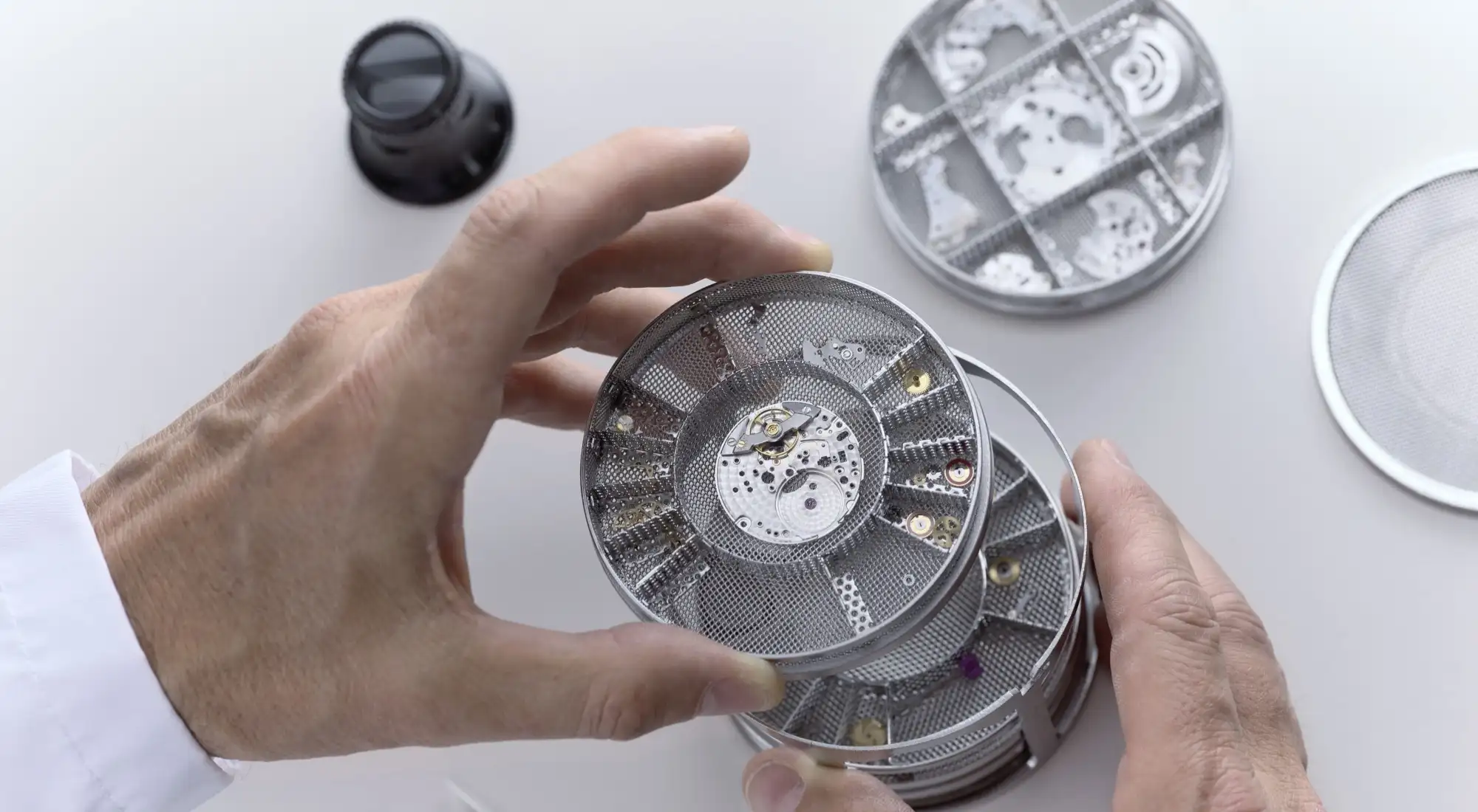 rolex-servicing-procedure-2234_rolex-sav_corporate_29_lavage-mouvement_cm3_v2-portrait Menyemak Jam Tangan Rolex - Swee Cheong Watch