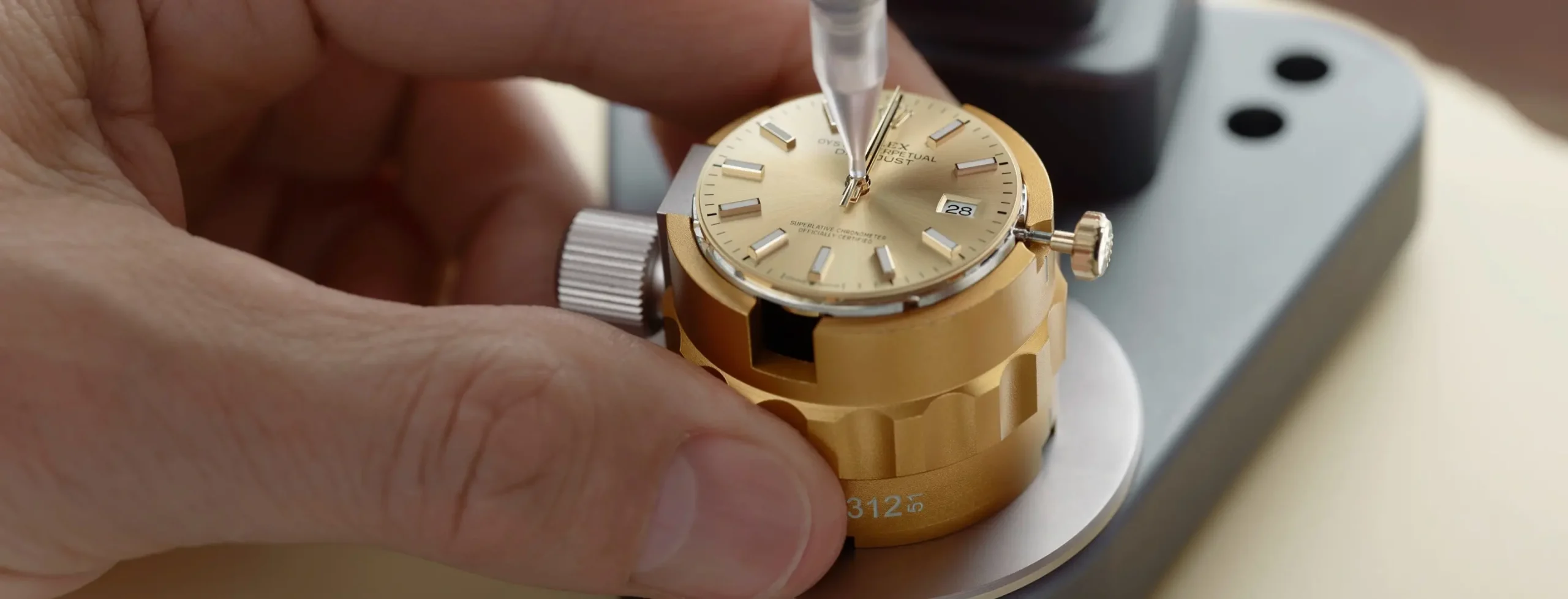 rolex-servicing-procedure-2234_rolex-sav_corporate_47_assemblage_chasser-les-aiguilles_v1-portrait Menservis Jam Tangan Rolex - Jam Tangan Swee Cheong